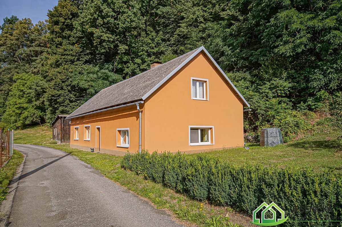 Prodej rodinného domu 240 m², pozemek 698 m² – fotografie 2