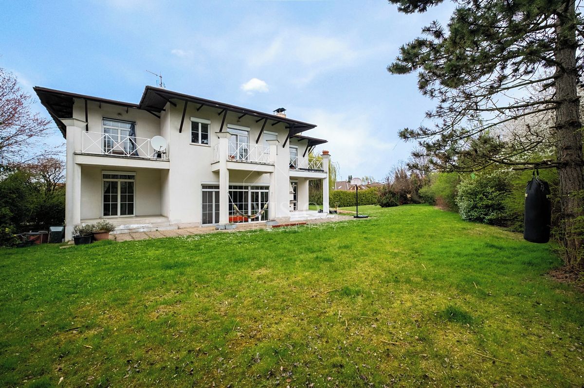 Prodej rodinného domu 227 m², pozemek 2295 m²