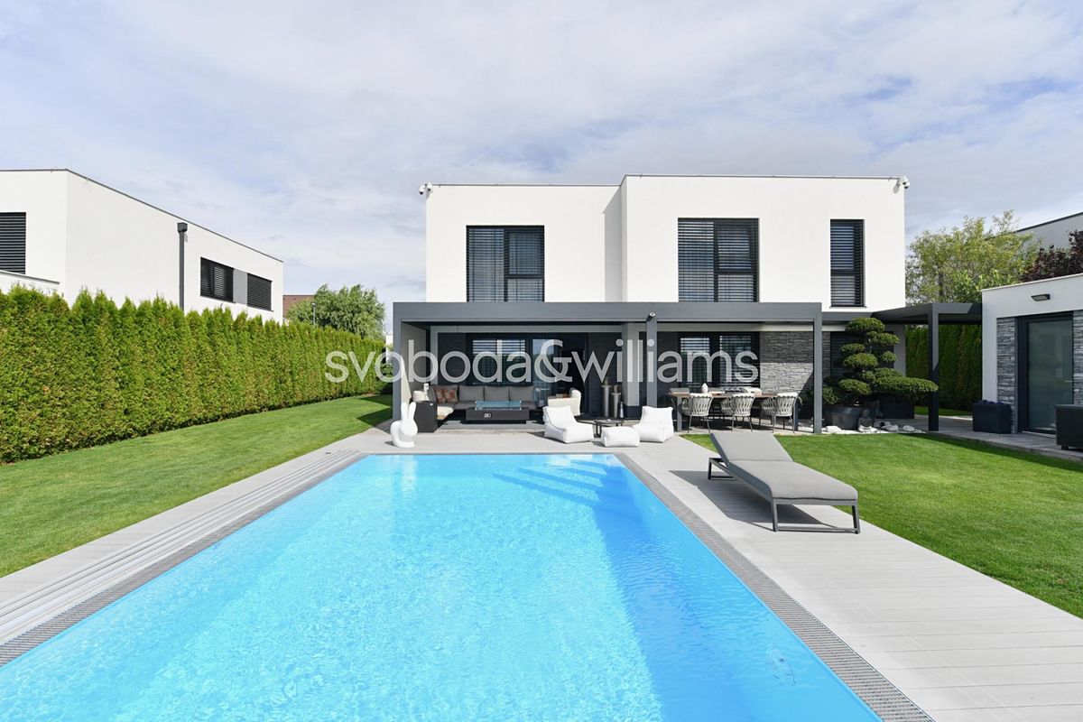 Prodej rodinného domu 238 m², pozemek 913 m²