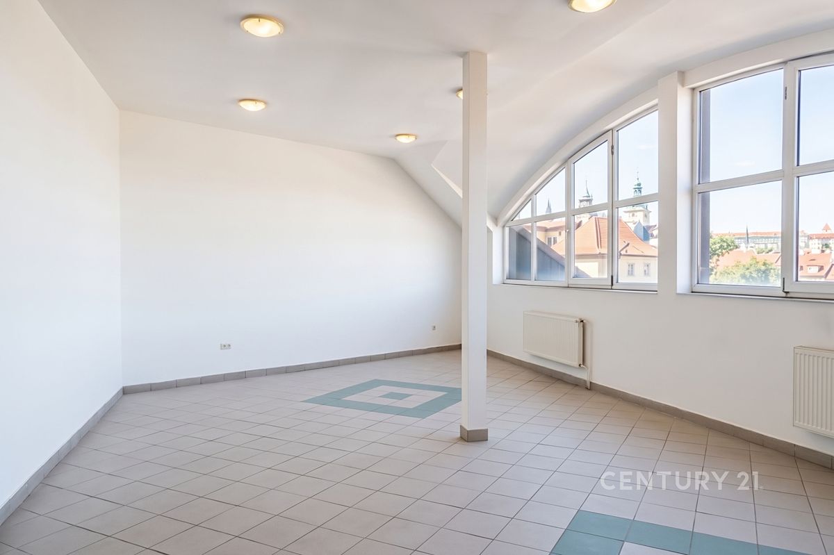 Pronájem kanceláře 450 m²