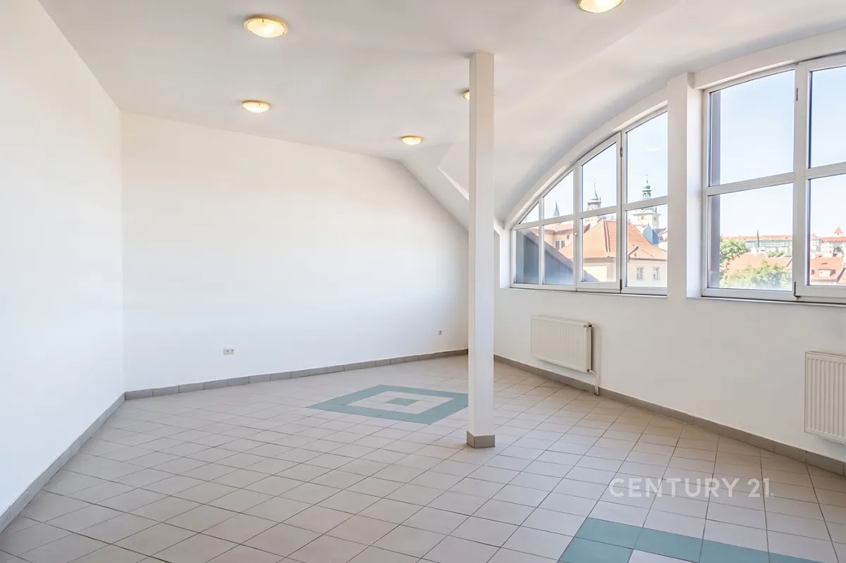 Pronájem kanceláře 450 m²