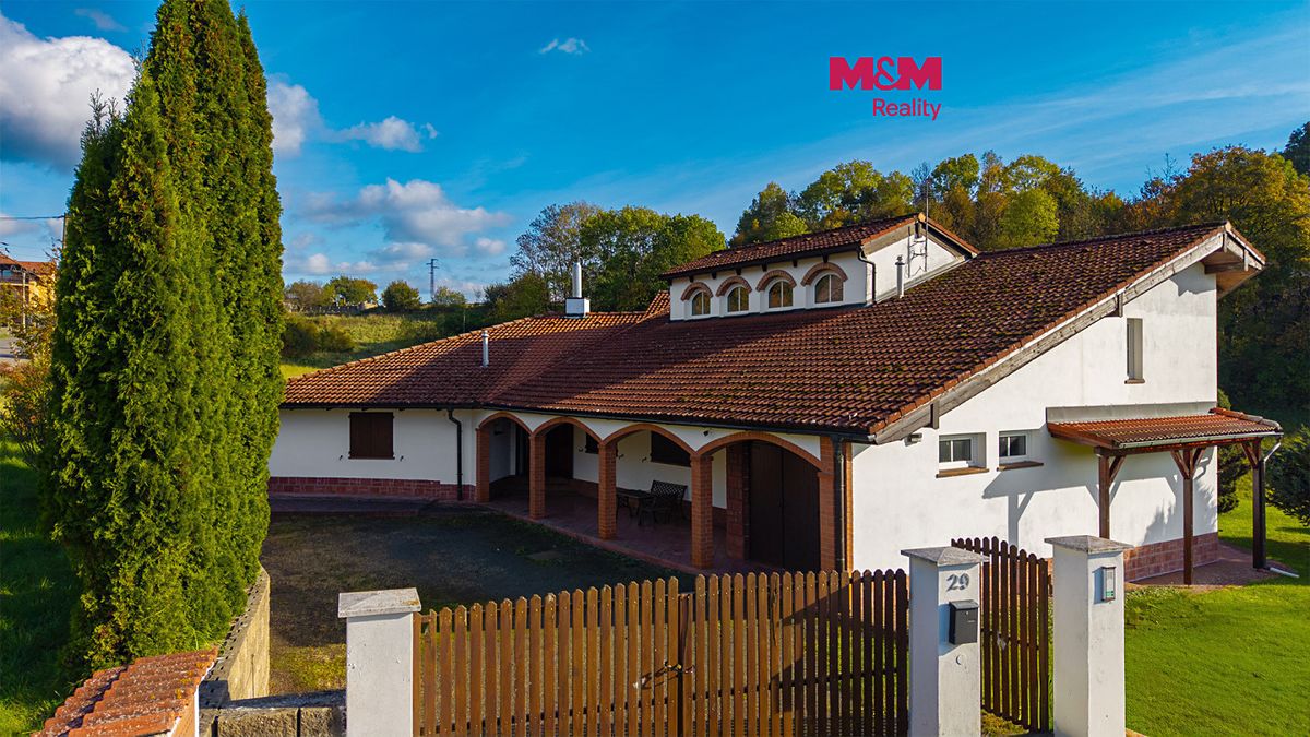 Prodej rodinného domu 387 m², pozemek 9938 m²