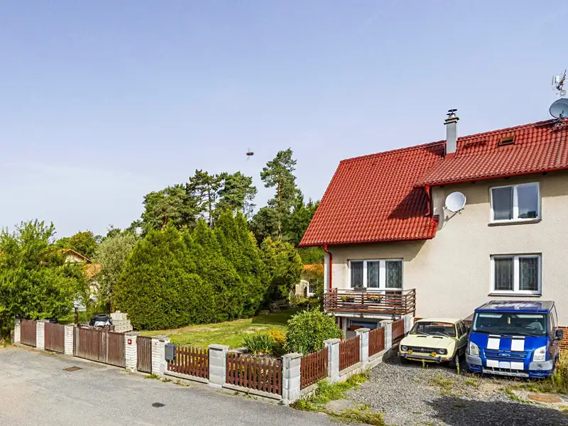 Prodej rodinného domu 220 m², pozemek 996 m², Narysov – náhled fotky 1