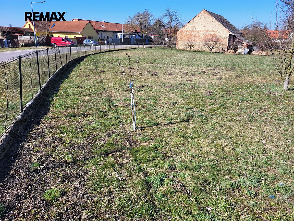 Prodej stavebního pozemku 2100 m² – fotografie 2