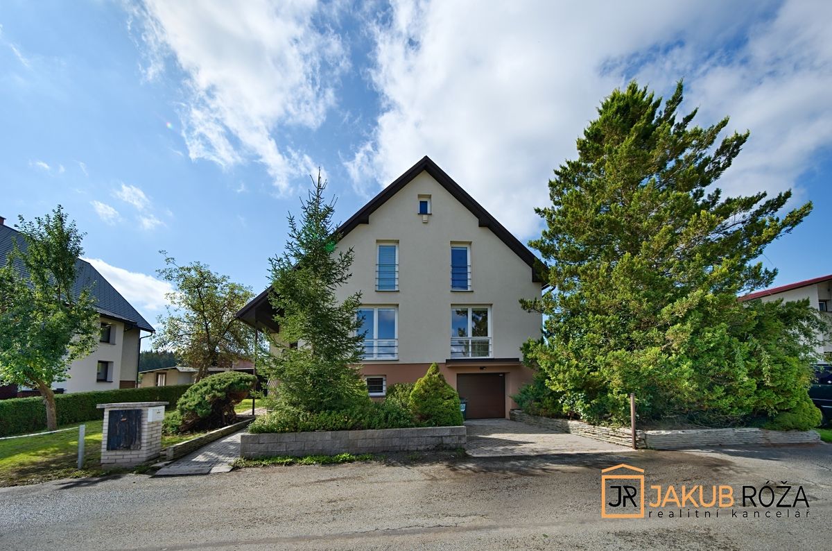 Prodej rodinného domu 219 m², pozemek 796 m²