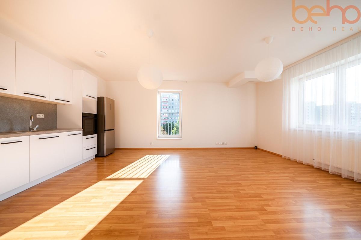 Pronájem bytu 2+kk 66 m² – fotografie 2