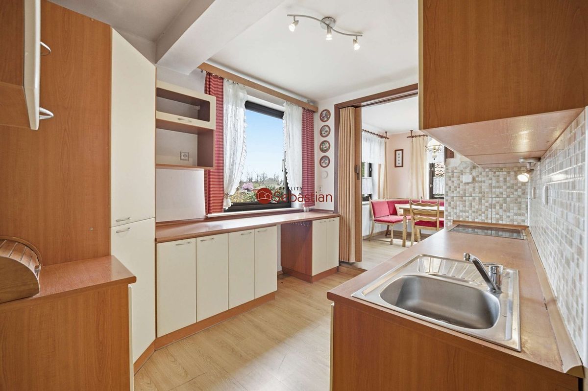 Prodej rodinného domu 300 m², pozemek 739 m² – fotografie 5