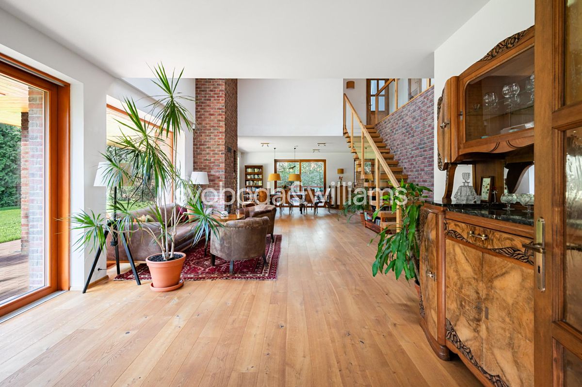 Pronájem rodinného domu 240 m², pozemek 777 m² – fotografie 2