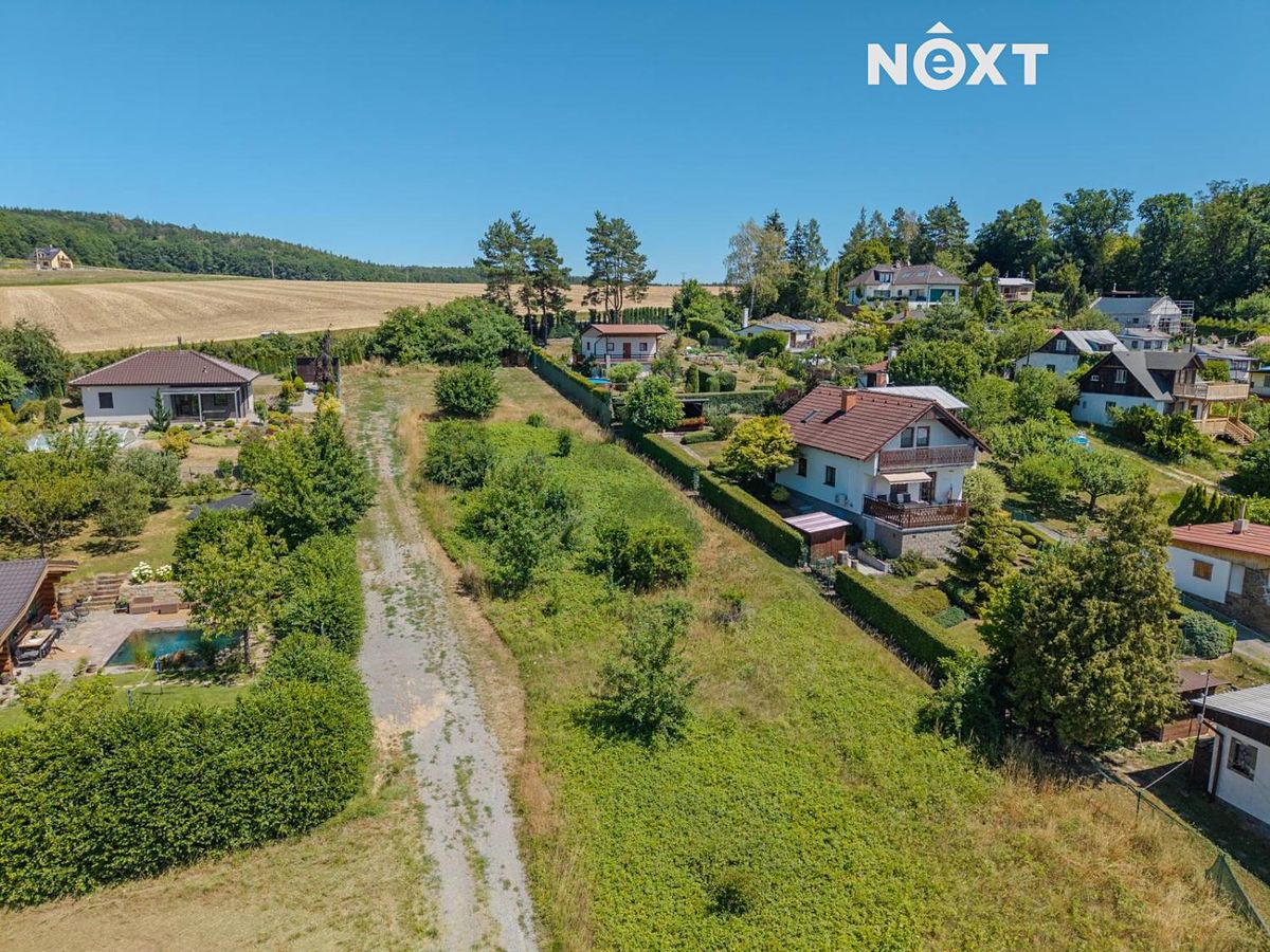 Prodej stavebního pozemku 977 m² – fotografie 2
