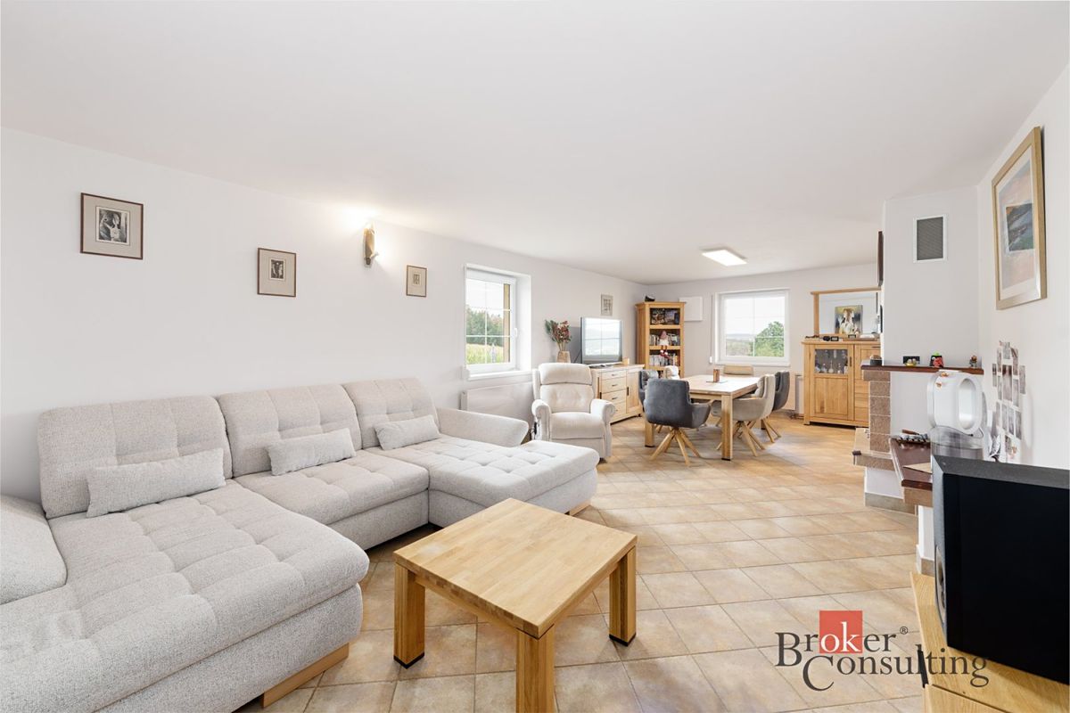 Prodej rodinného domu 239 m², pozemek 1179 m² – fotografie 3