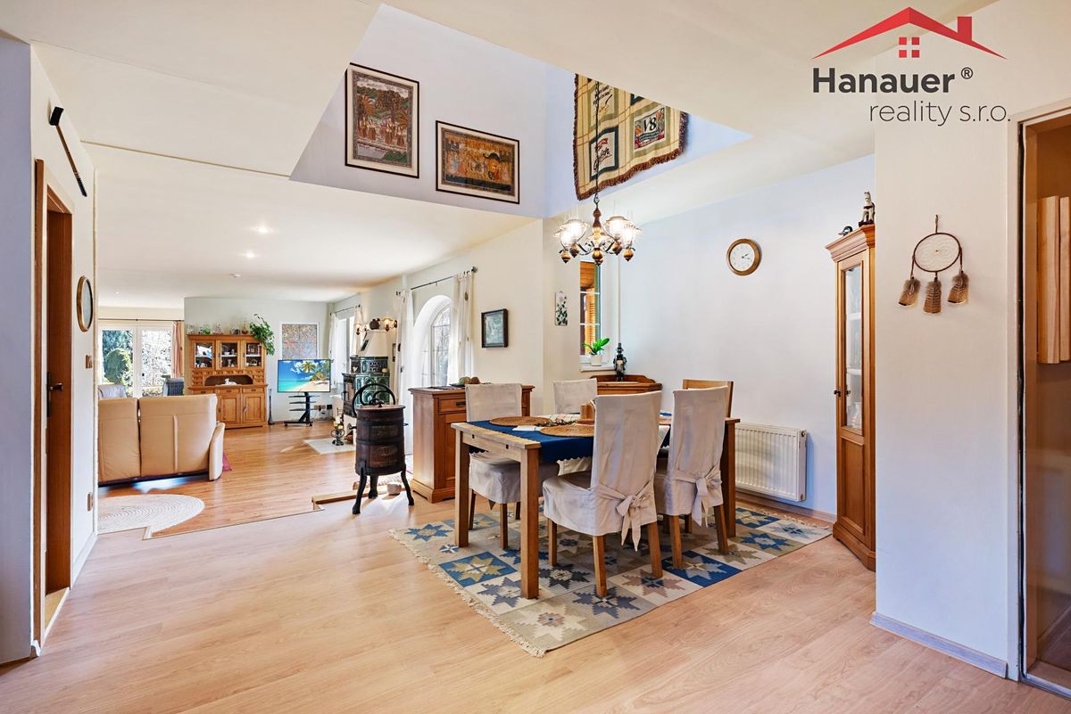 Prodej rodinného domu 310 m², pozemek 1884 m² – fotografie 3