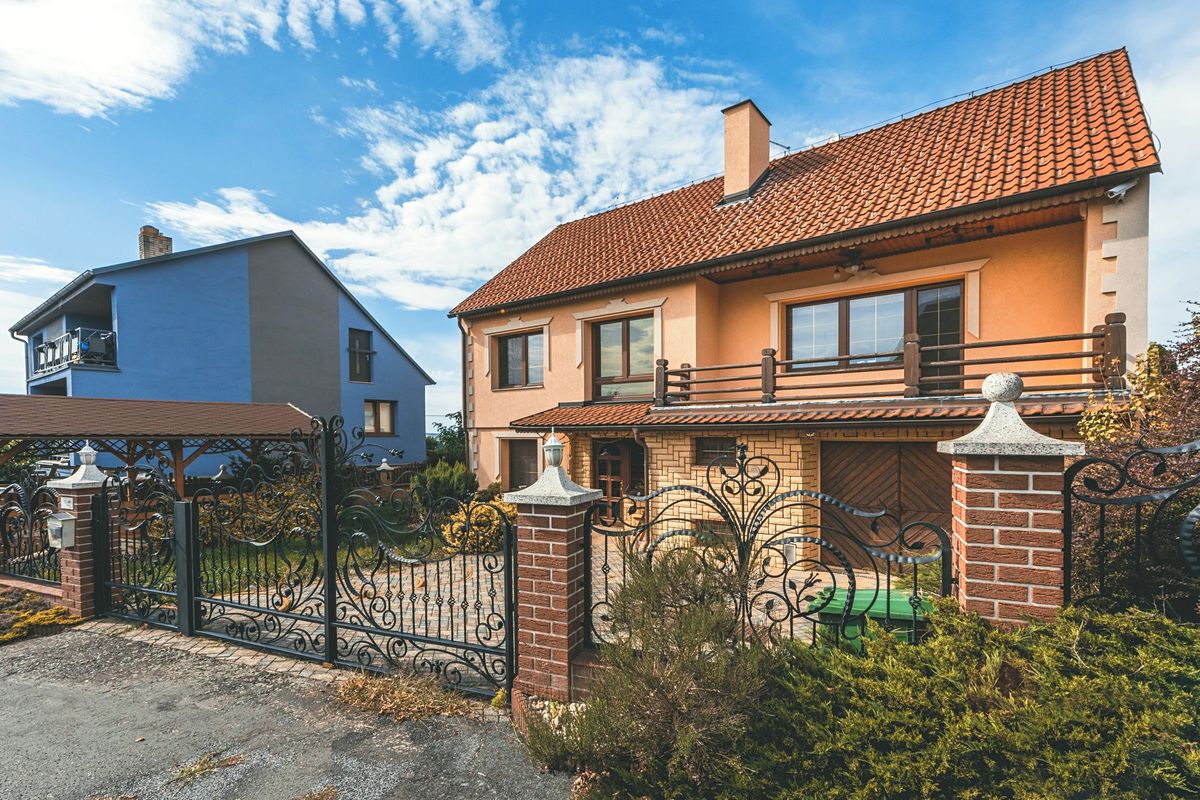 Prodej rodinného domu 240 m², pozemek 681 m² – fotografie 3