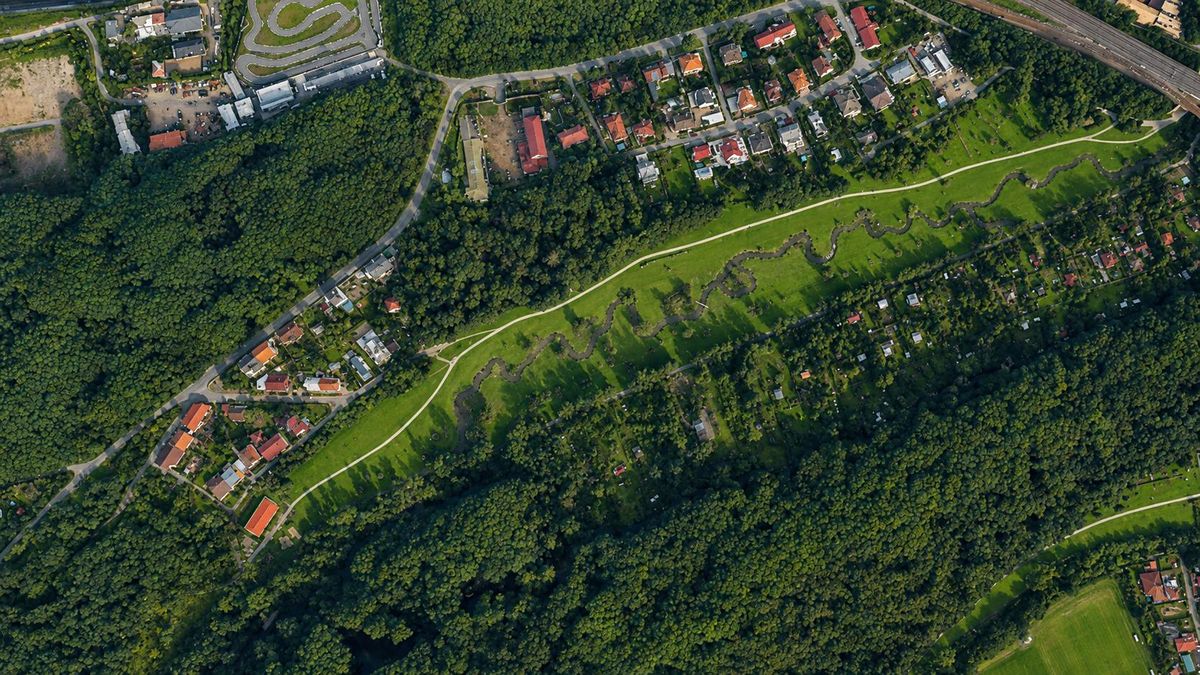 Pronájem garážového stání 12 m² – fotografie 3