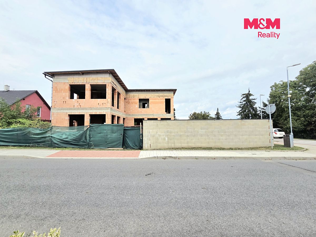 Prodej rodinného domu 289 m², pozemek 491 m² – fotografie 3