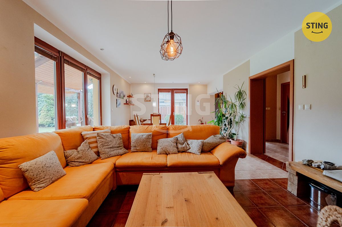 Prodej rodinného domu 198 m², pozemek 995 m² – fotografie 5