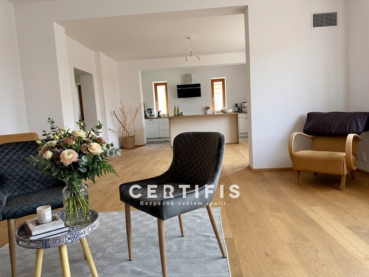 Pronájem rodinného domu 278 m², pozemek 529 m² – fotografie 3