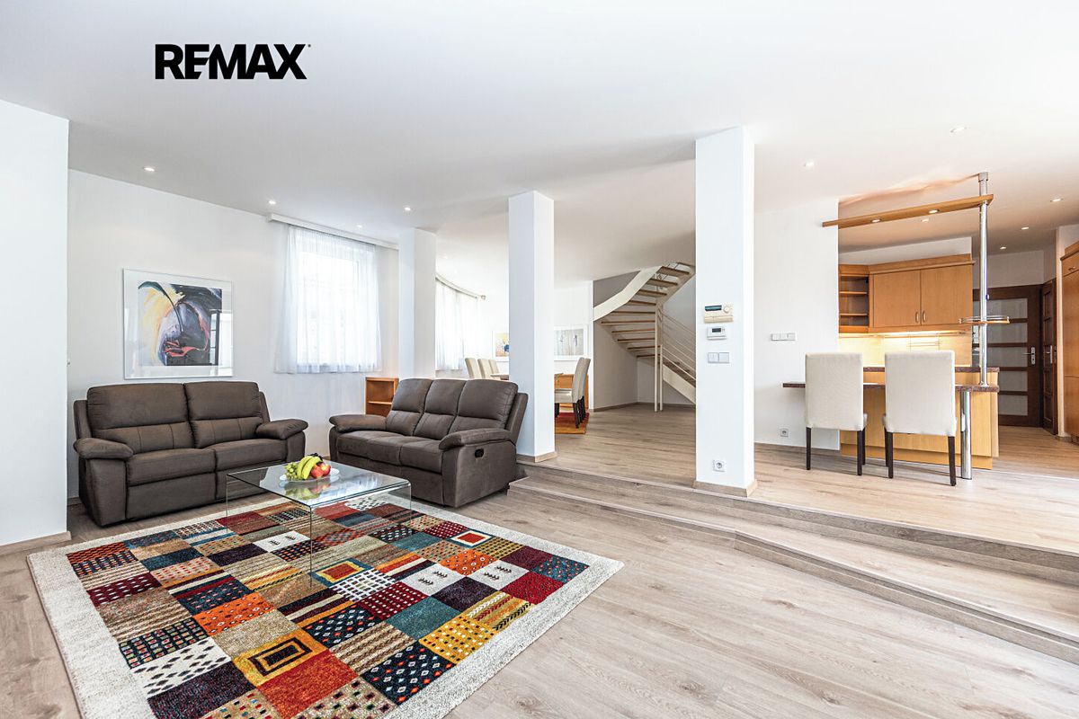 Pronájem rodinného domu 256 m², pozemek 222 m²
