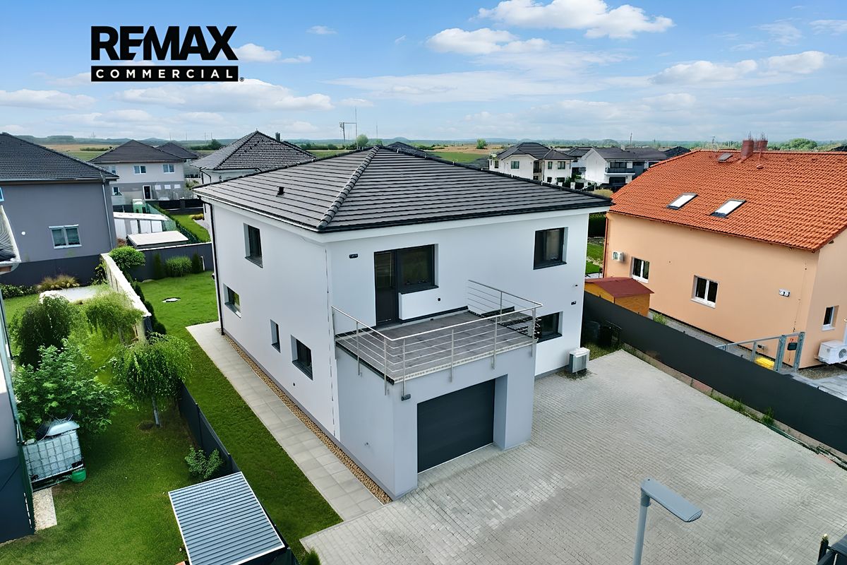 Prodej rodinného domu 220 m², pozemek 726 m² – fotografie 2