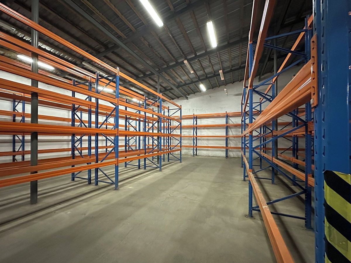 Pronájem skladového prostoru 1700 m² – fotografie 2
