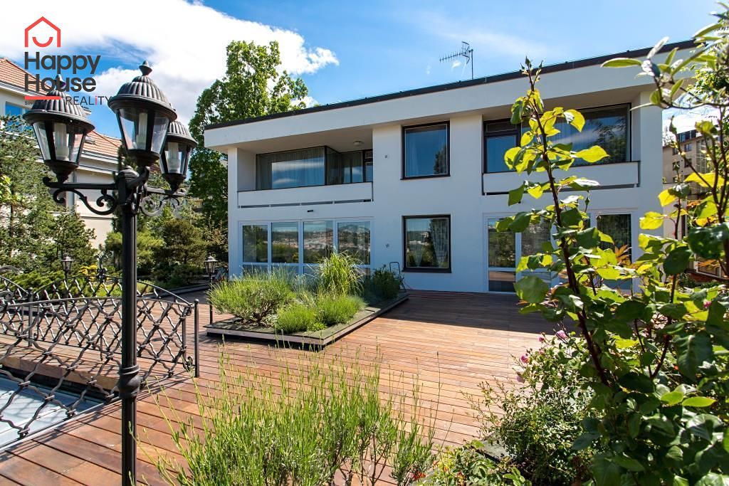 Pronájem bytu 6 pokojů a více 240 m² – fotografie 2