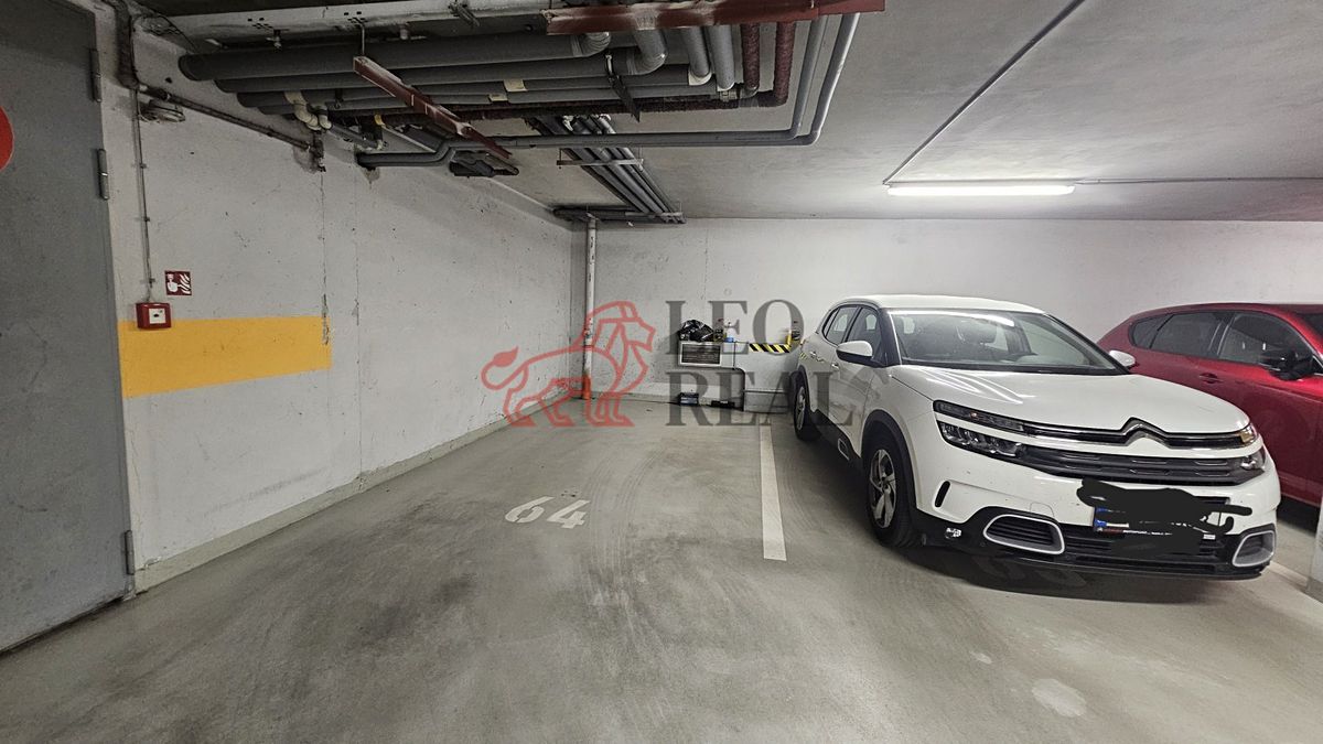 Pronájem garážového stání 18 m² – fotografie 3