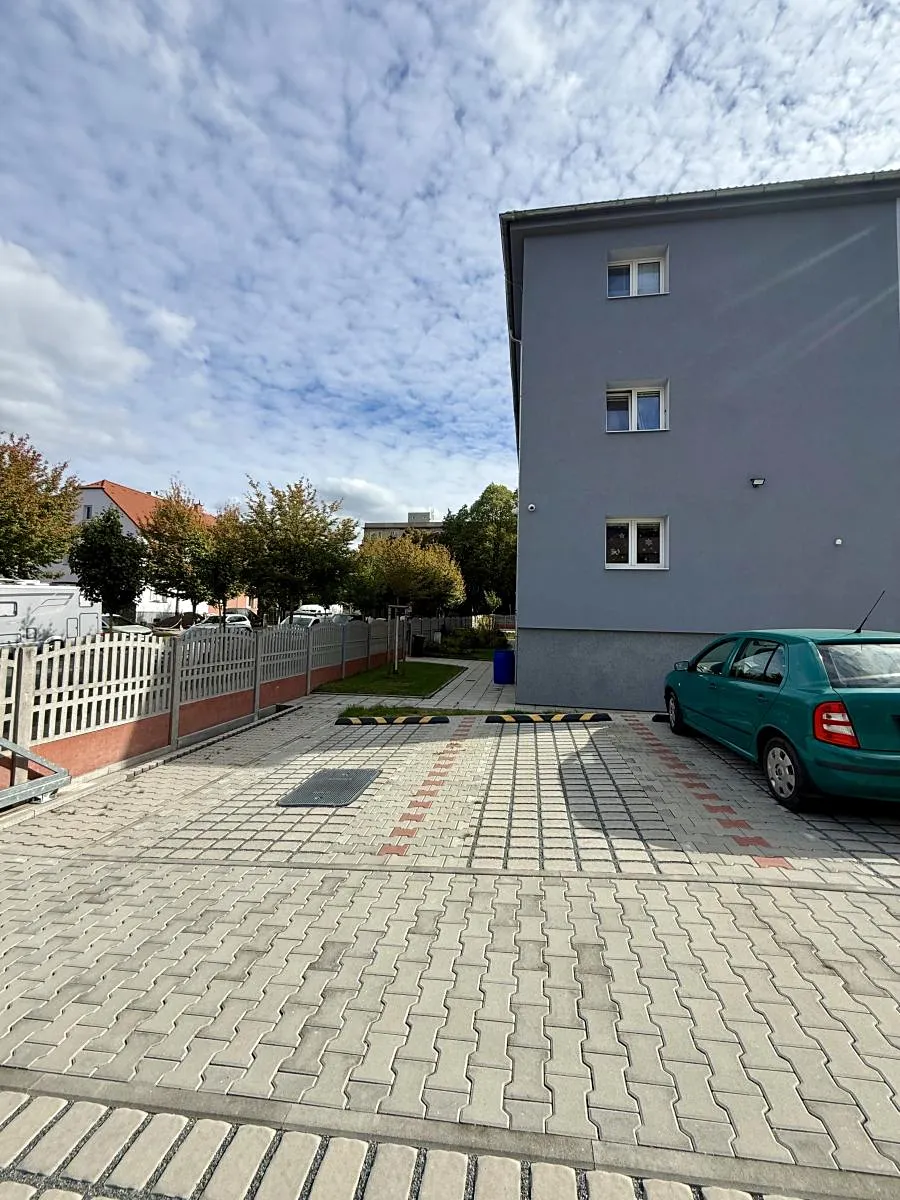 Pronájem garážového stání 13 m²