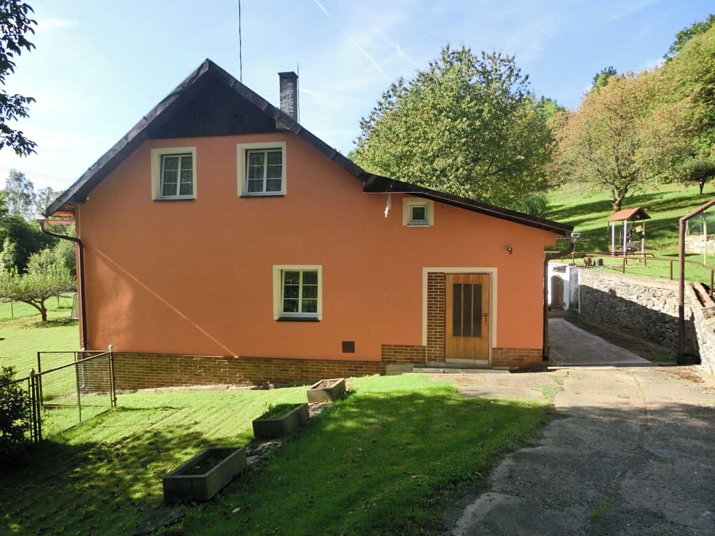 Prodej rodinného domu 175 m², pozemek 9863 m²