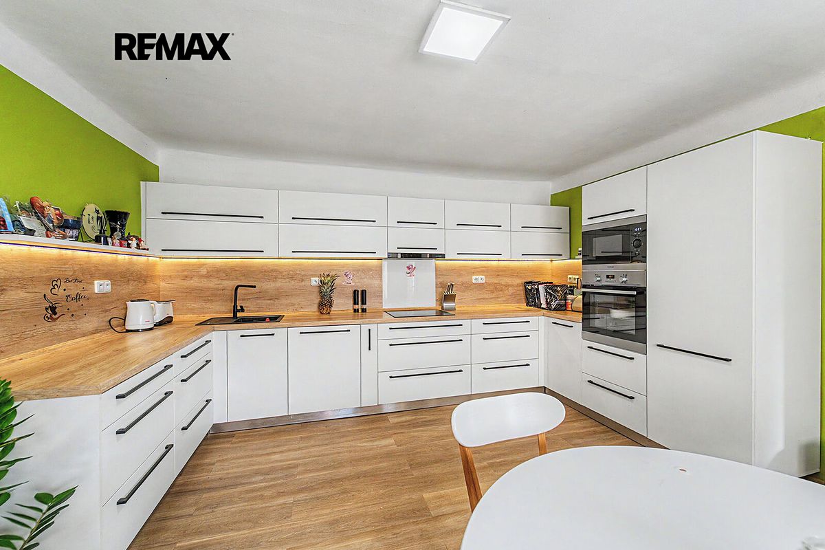 Prodej rodinného domu 222 m², pozemek 1257 m² – fotografie 2