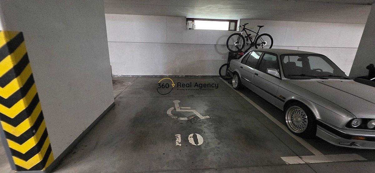 Pronájem garážového stání 17 m²