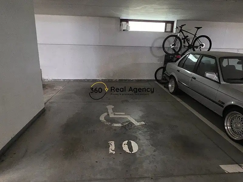 Pronájem garážového stání 17 m², Praha – náhled fotky 1