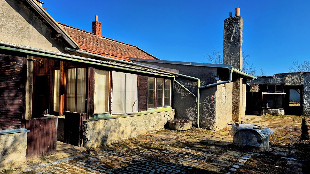 Prodej rodinného domu 316 m², pozemek 909 m² – fotografie 2