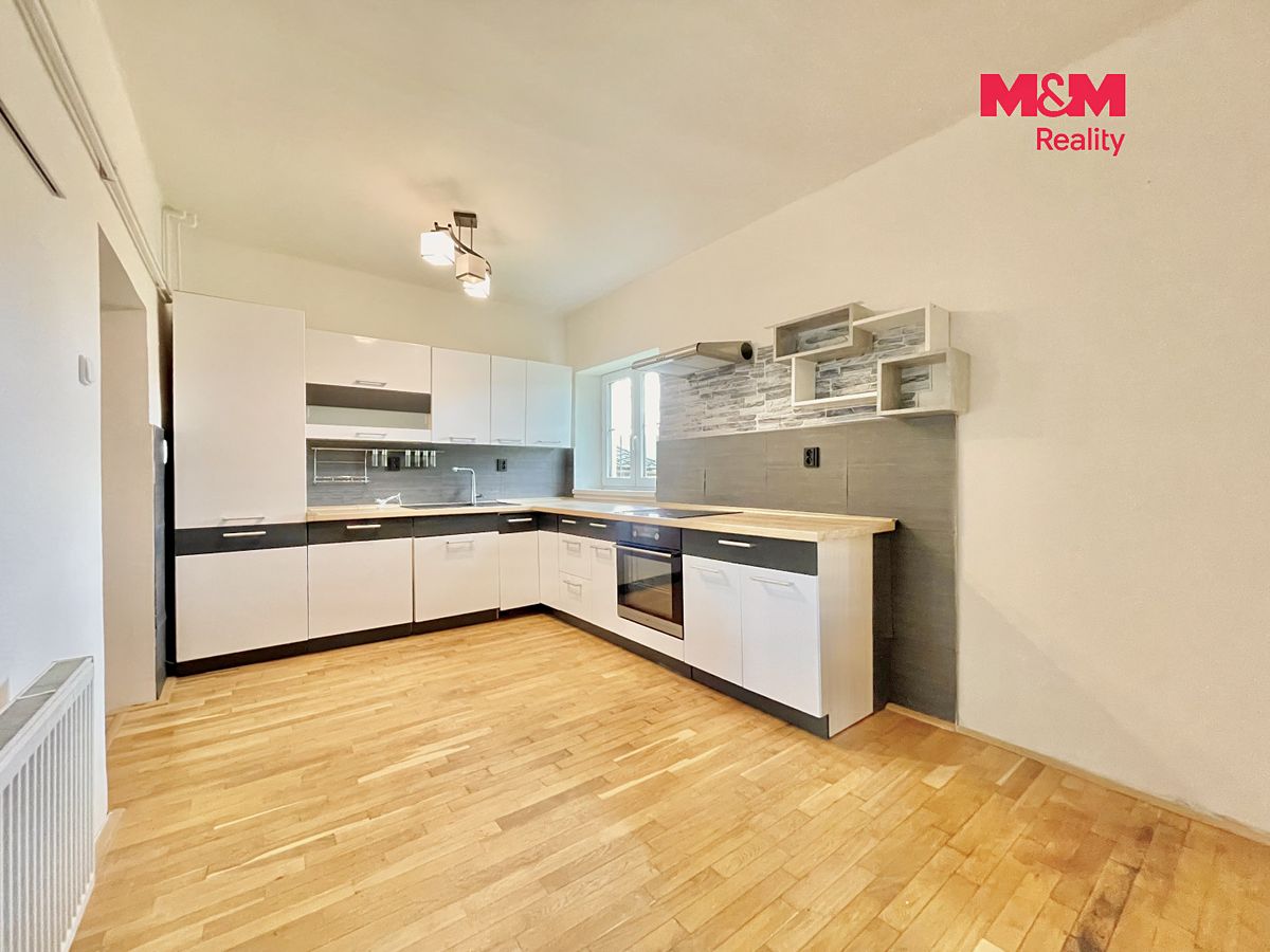 Prodej rodinného domu 199 m², pozemek 1376 m² – fotografie 3
