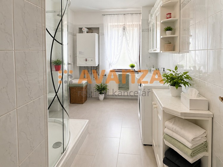 Комерційне приміщення на продаж, 1 200 м² (39 з 49)
