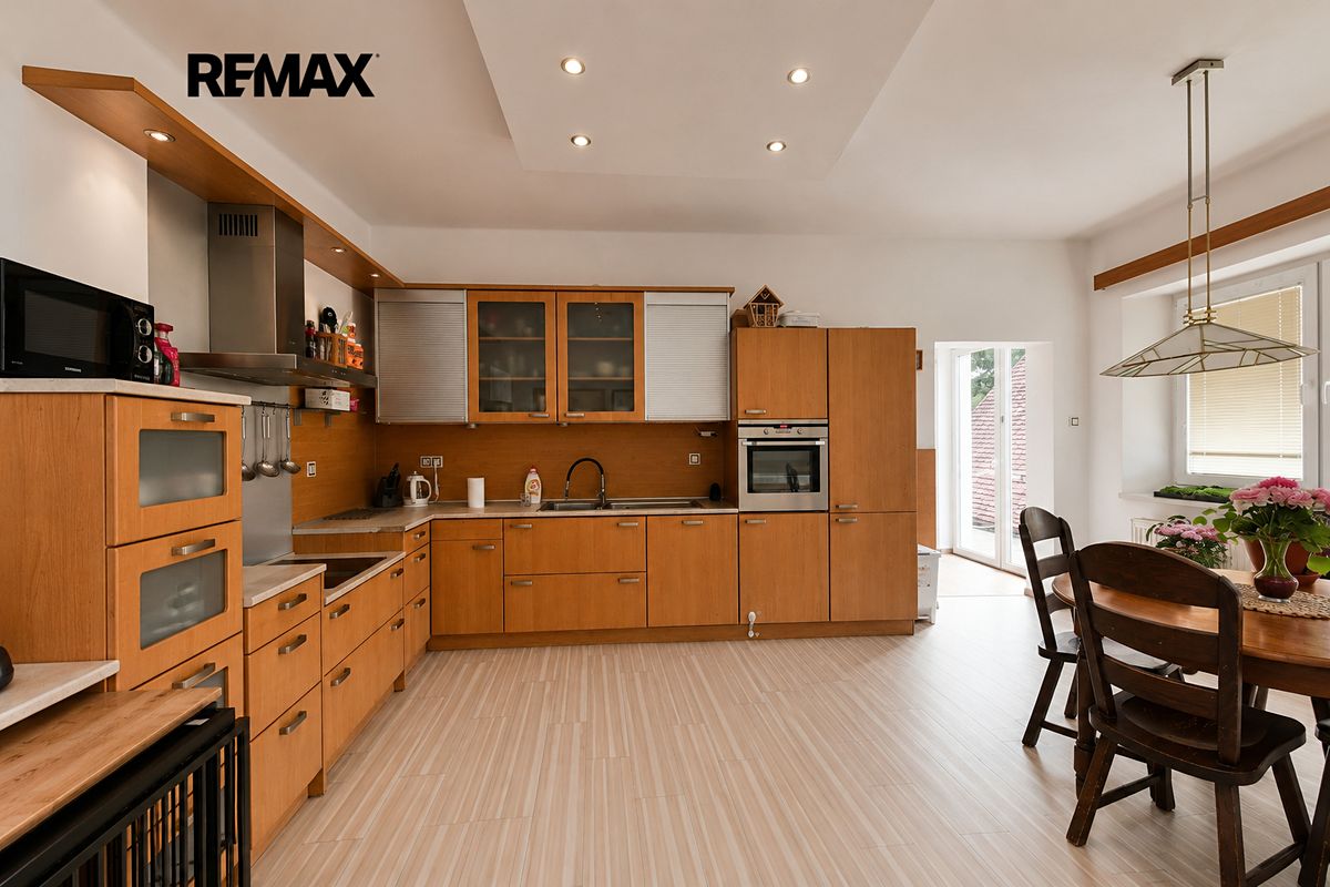 Pronájem rodinného domu 160 m², pozemek 1570 m² – fotografie 2
