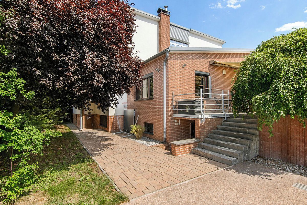 Prodej rodinného domu 258 m², pozemek 756 m² – fotografie 3