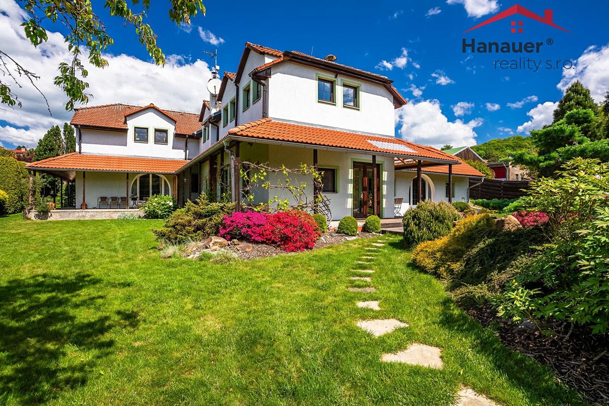 Prodej rodinného domu 310 m², pozemek 1884 m²
