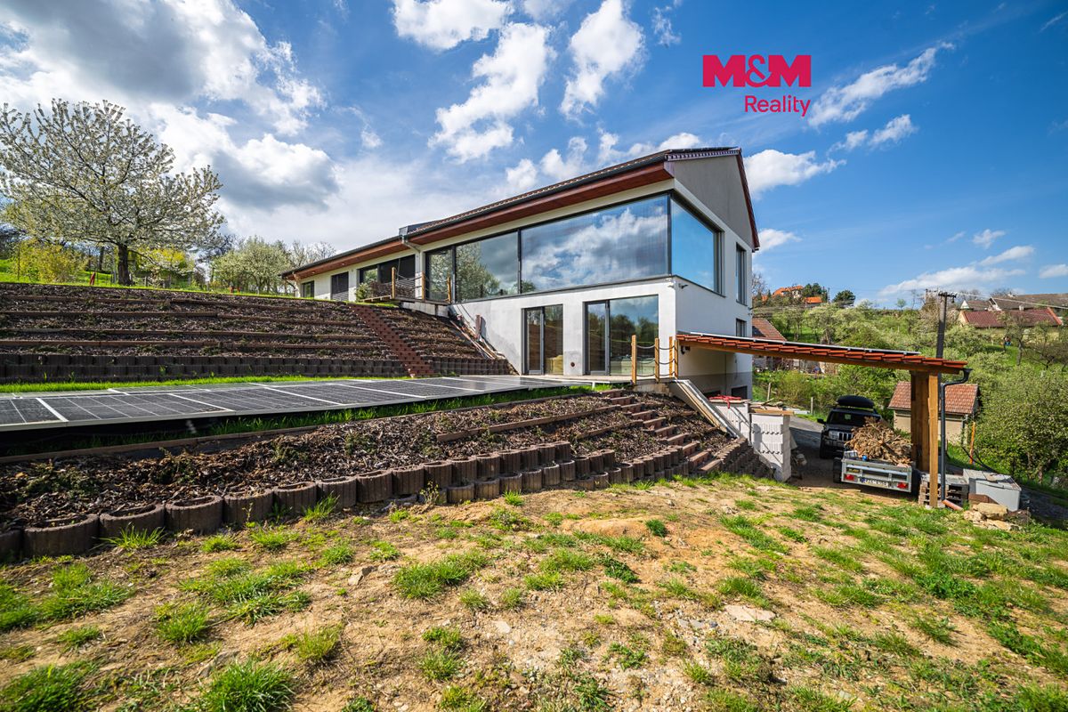 Prodej rodinného domu 292 m², pozemek 1697 m²