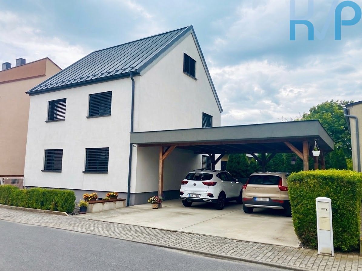 Prodej rodinného domu 305 m², pozemek 595 m² – fotografie 3