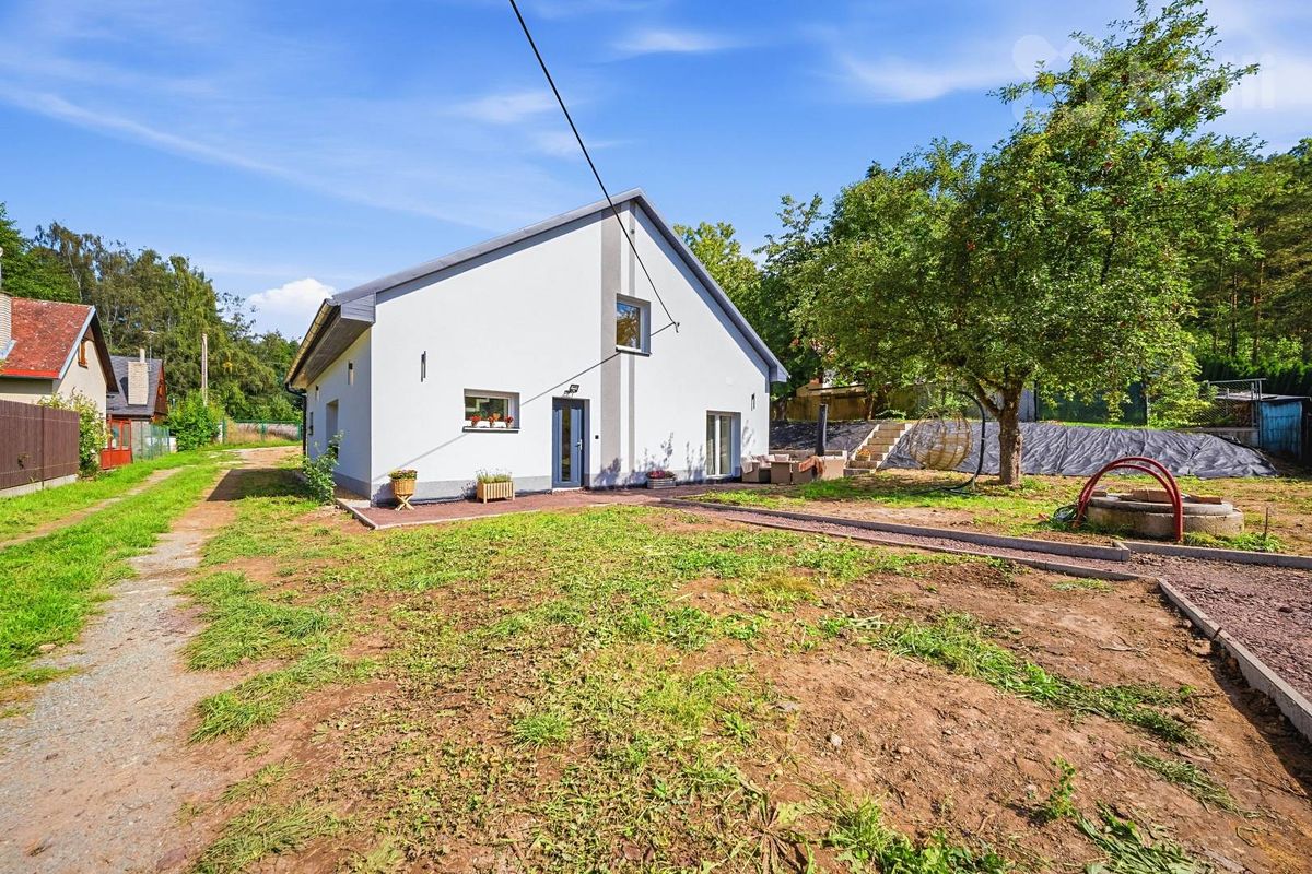 Prodej rodinného domu 210 m², pozemek 835 m² – fotografie 2
