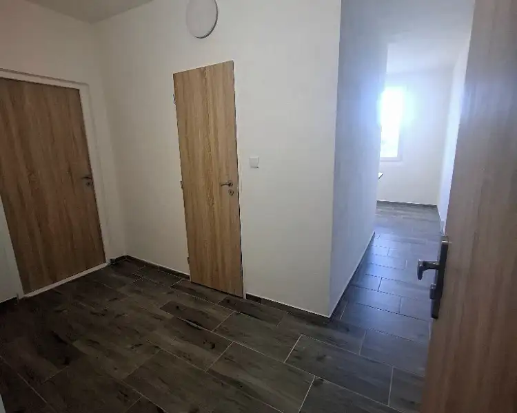 Pronájem bytu 2+1 61 m², Chomutov – náhled fotky 2