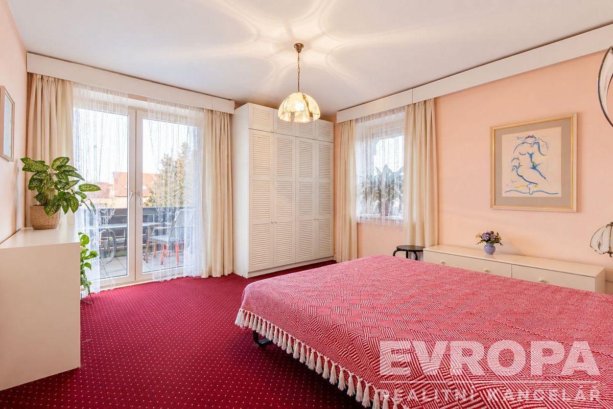 Prodej rodinného domu 342 m², pozemek 769 m² – fotografie 2