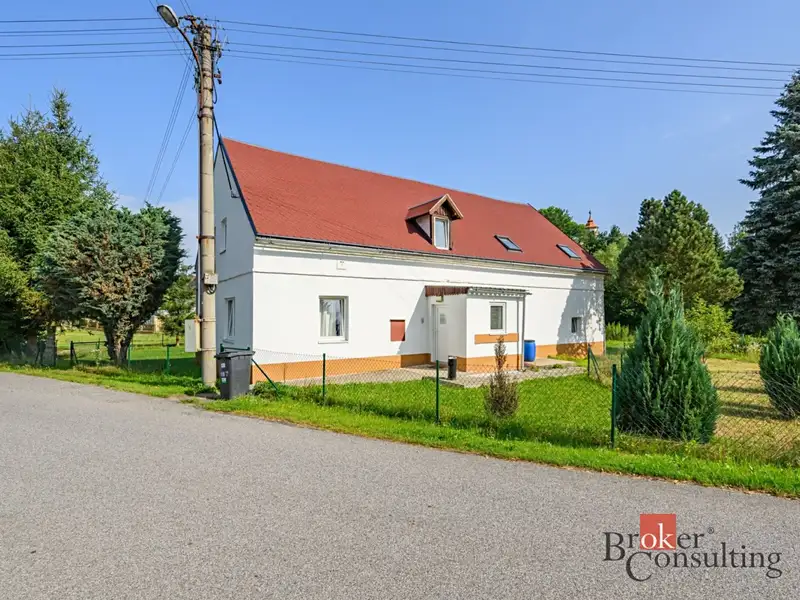 Prodej rodinného domu 240 m², pozemek 888 m², Bulovka – náhled fotky 1
