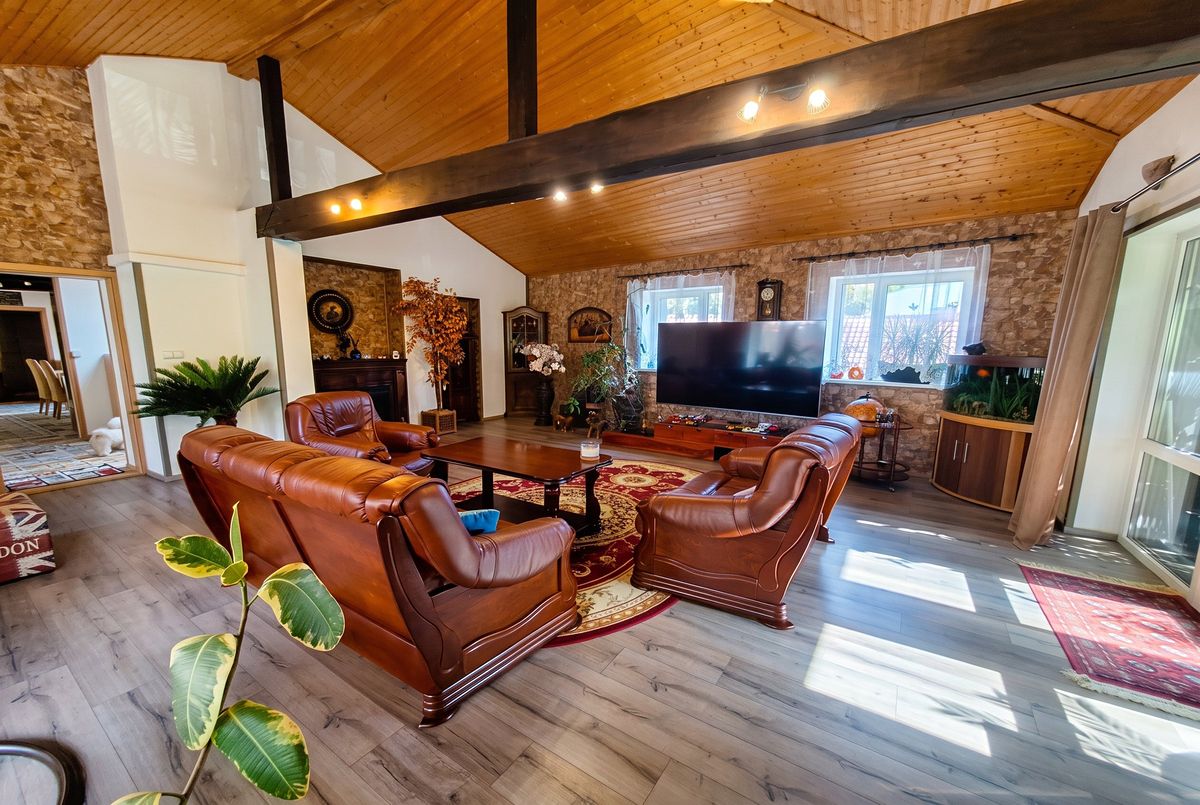 Prodej vícegeneračního domu 396 m², pozemek 198 m² – fotografie 2