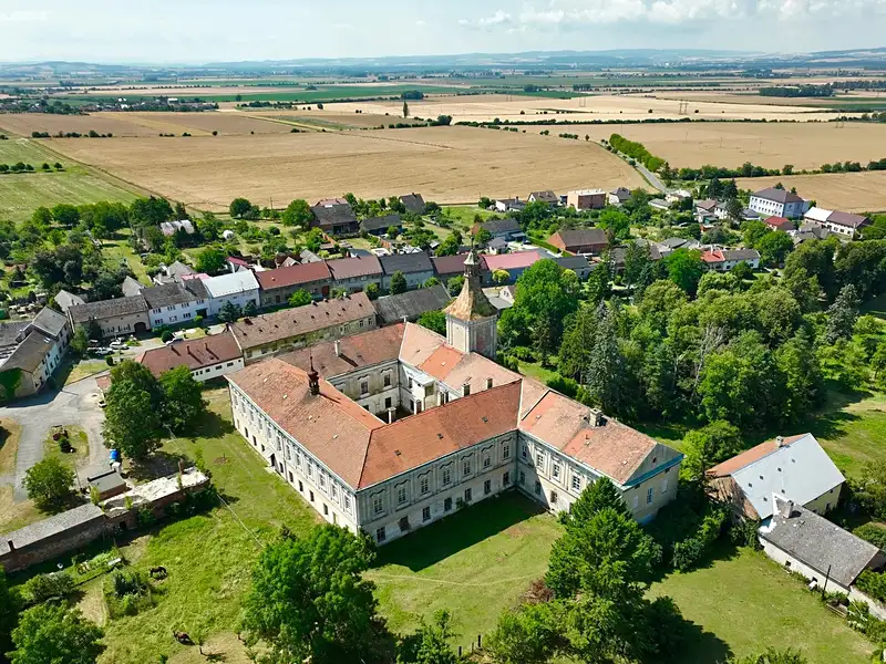 Prodej památky 4500 m², pozemek 10000 m², Přestavlky – náhled fotky 2