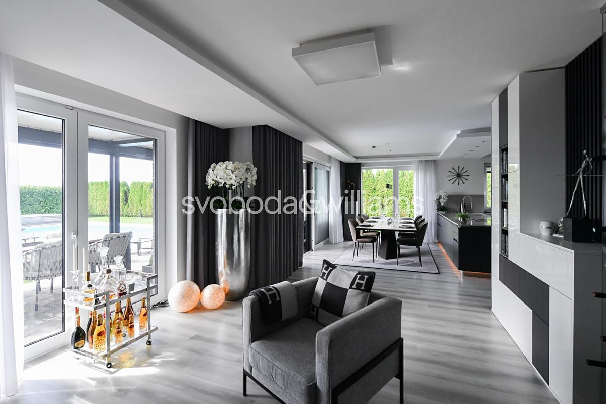 Prodej rodinného domu 238 m², pozemek 913 m² – fotografie 2