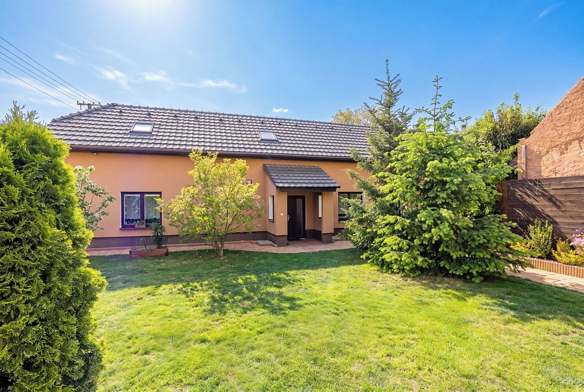 Prodej rodinného domu 160 m², pozemek 906 m² – fotografie 2
