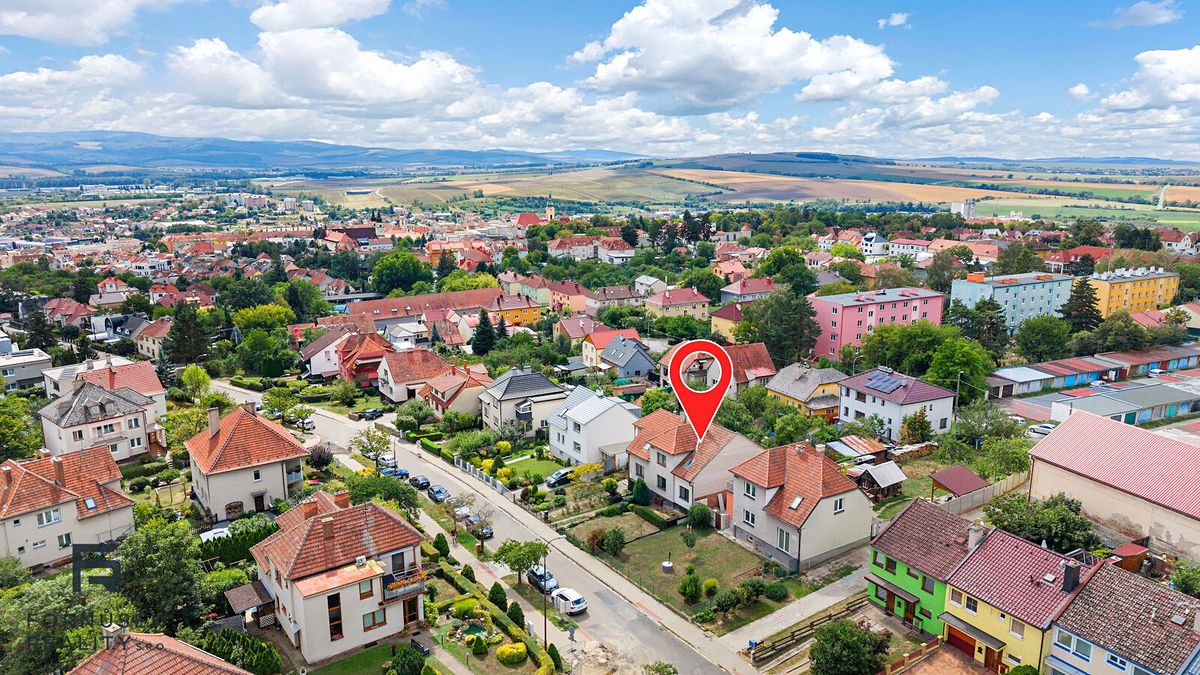 Prodej rodinného domu 229 m², pozemek 579 m² – fotografie 2