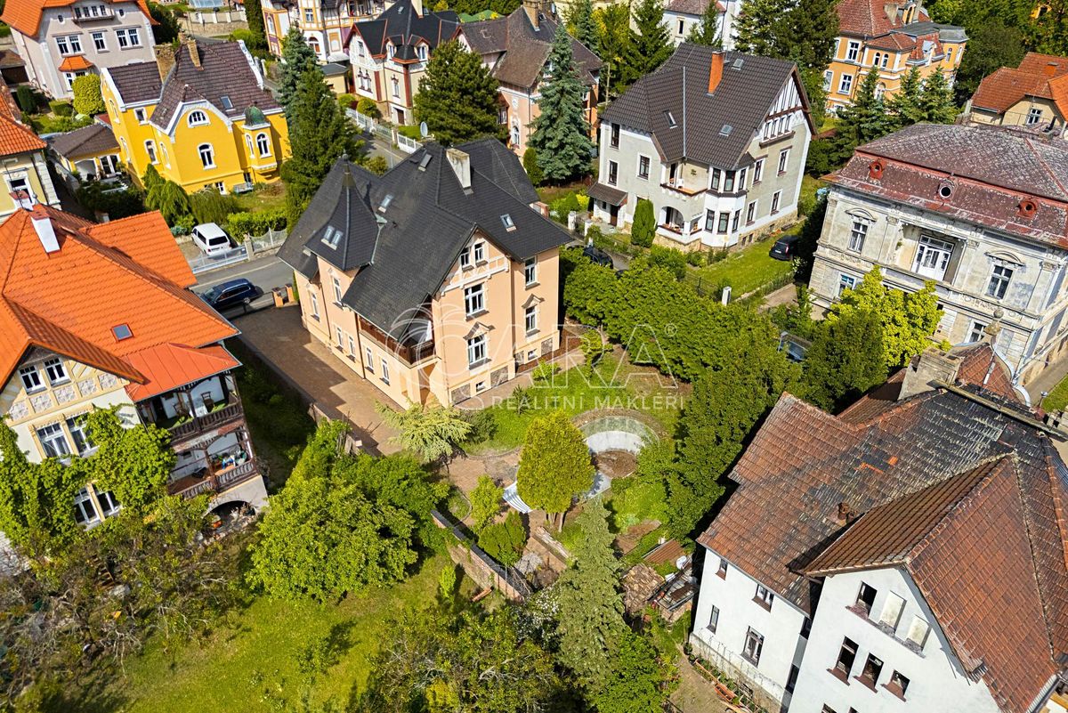Prodej rodinného domu 343 m², pozemek 744 m²