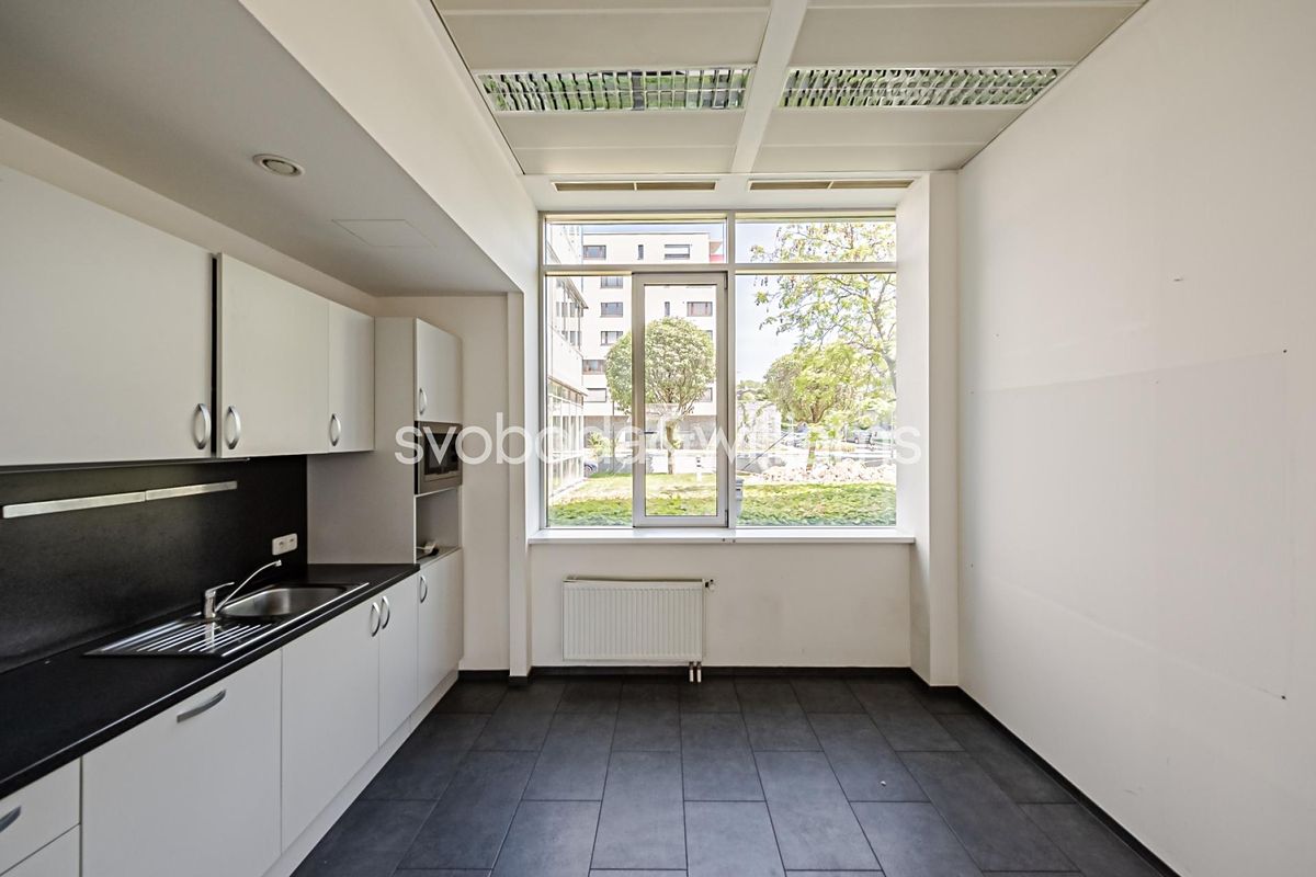 Pronájem kanceláře 326 m² – fotografie 2