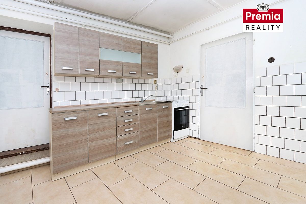 Prodej rodinného domu 230 m², pozemek 833 m²